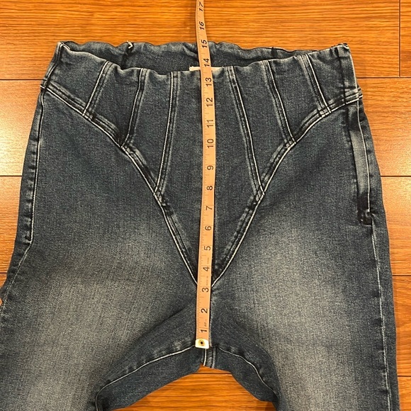 Good American Mega Compression Flare High Waist Jeans - Picture 12 of 15